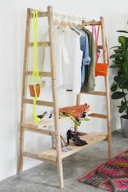 Auch weniger versierte heimwerker können eine ansprechende. Upcycling Leiter Garderobe Selber Bauen In 2020 Diy Clothes Rack Clothing Rack Clothes Storage Solutions