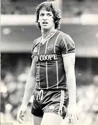 Lineker begon zijn carrière bij leicester city in 1976 en brak door in het eerste team aldaar in 1978. Pin De Bob Millikin En Leicester City Football Club Futbol Shorts