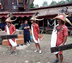 Jika berbicara tentang adat budaya, indonesia memiliki sederet tradisi atau ritual adat yang unik dan terbilang aneh bahkan mengerikan. 6 Pakaian Adat Sulawesi Selatan Serta Penjelasannya Tambah Pinter