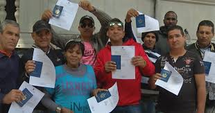 Inmigrantes cubanos en Uruguay comienzan a recibir el permiso que les  permite trabajar