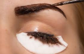 tint your eyebrows with henna