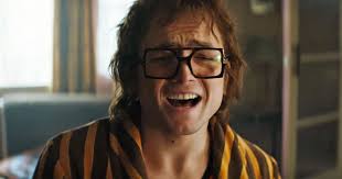 Set to his most beloved songs, it's the epic musical story of elton john, his breakthrough years in the 1970s and his fantastical transforma. Rocketman Film Uber Elton John Bedeutender Als Bohemian Rhapsody