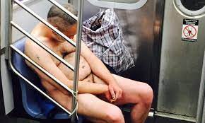 Drunk, naked man sleeps on the New York subway's E train | Daily Mail Online
