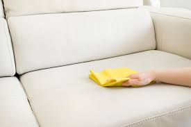 trucos para limpiar un sofá de piel