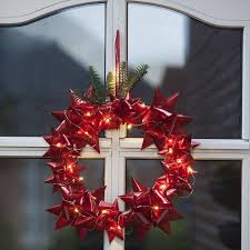 an outdoor wreath with woven stars and