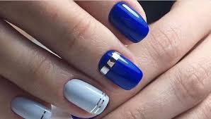 Чертежите върху ноктите могат да бъдат приложени по различни начини: Sino Sin Manikyur 33 Snimki Dizajn Na Noktite V Sino Sini Tonove