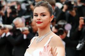 How does Selena Gomez still look like a Barbie Doll kid even though she is  27? - Quora