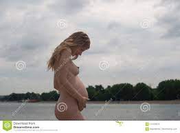 Frau schwanger nackt am strand