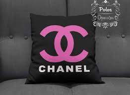 E' possibile personalizzare il cuscino con. Fronte Al Design Originale Pali Volevamo Cambiare Il Concetto Attuale Di Cuscino Ecco Perche Lobiettivo Principale Del Nostro Chanel Logo Channel Logo Logos