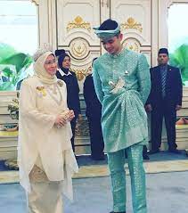 Queen afzan of pahang's diamond state tiara now worn by queen azizah. Raja Permaisuri Agong Baharu Ini 7 Fakta Yang Anda Mungkin Tidak Tahu Fokus Cari Infonet