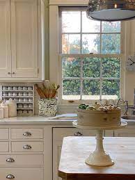 white traditional kitchens out of style