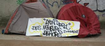 Jeunes migrants à Lyon : "Il faut un gymnase d'urgence pendant les vacances  de Noël"