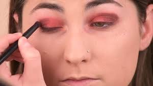 how to wear peach eye shadow with