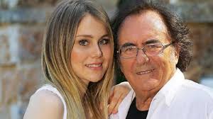 She became famous as the girlfriend of celebrated italian singer albano carrisi, with whom she had a daughter and a son. Albano Carrisi Con Loredana Lecciso Una Quarantena Fuoco E Fiamme