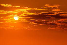 夕方の夕焼けのオレンジ色の空の背景 | プレミアム写真 さん