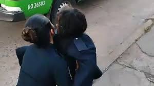 La mujer policía se sacó su campera para abrigar a la niña desaparecida. Vcxsmktcqdmmxm