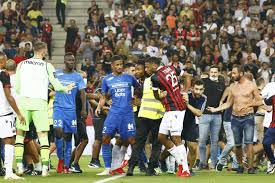 Nice's ligue 1 fixture against marseille had to be abandoned on sunday evening following a mass brawl involving players, supporters and . Jbenbzebs35r1m