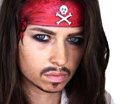 Die moderne piratin kann je nach geschmack sowohl hose als auch rock tragen. Pirat Schminken Zu Halloween Fasching Ideen Fur Frau Mann Und Kind