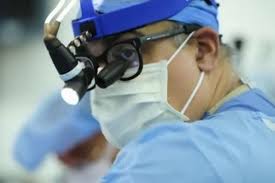 دکتر نادرمعظمی، جراح قلب ایرانی تبار در تیم پیوند موفق قلب خوک به انسان در نیویورک