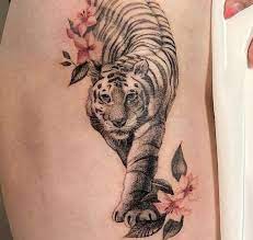 Tigre et fleurs sur la hanche