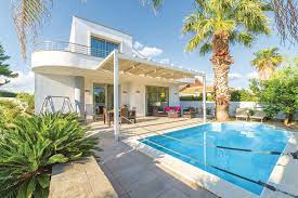 Per le famiglie, una casa vacanze con piscina privata rappresenta la soluzione ideale per le vacanze in sicilia. Appartamenti E Case Vacanza Sul Mare In Sicilia Novasol Familygo