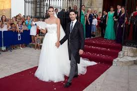 Talavante hace su gran paseíllo del brazo de Jessica en su boda torera en  Olivenza