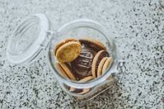 How do you make a jar of airtight cookies?