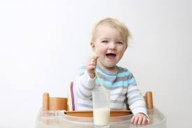 Trẻ 11 tháng không chịu uống sữa, có nên ép bé không BS?