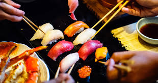 Maneki neko et figurines japonaises. Retracez La Delicieuse Histoire Du Sushi Le Plat Japonais Qui A Conquis Le Monde