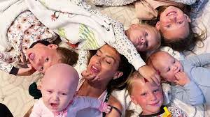Hilaria Baldwin mit sechs Kids im Bett ...