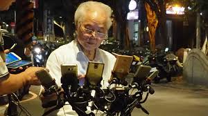 Taiwan man rigs bike with 11 phones to play Pokemon Go - BBC News
