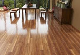 Gradasi warna antara coklat tua kehitaman dan muda menjadikan flooring sonokeling sangat digemari oleh kelas menengah keatas. Inspirasi 10 Contoh Desain Parket Lantai Kayu Rumah Terbaik Courtina Courtina