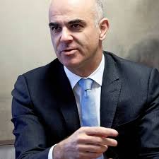 From 2000 to 2004 alain berset was a member of the constitutional council of the canton of fribourg, where he presided over the sp group. Alain Berset Der Bescheidene Landesvater Migros