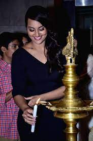 sonakshi sinha pays tribute to artist