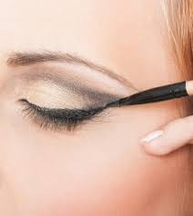 how to prevent eyeliner from smudging