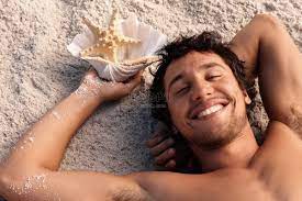 Homem Feliz, Deitado Na Praia Imagem Grátis_Foto Número 501489559_JPG  Formato Imagem_pt.lovepik.com