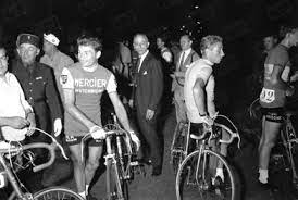 Anquetil, poulidor'un yanına gitti ama ikisi de o kadar yorulmuştu ki, poulidor sadece son birkaç yüz metrede anquetil'in genel sınıflandırmada. Poulidor Anquetil Face A Face Dans Le Tour 1964