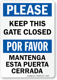 bilingual please keep this gate closed sign