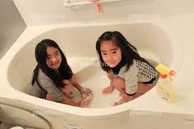 姉妹でお風呂掃除のお手伝い 写真素材 [ 5437195 ] - フォトライブラリー photolibrary