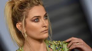 paris jackson poses on the at the 2018 vanity fair o party with makeup