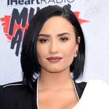 natural beauty demi lovato shows off