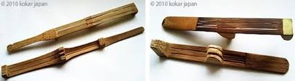 Awalnya alat musik tradisional ini terbuat dari bahan dasar tembaga dan memiliki tiga buah senar atau dawai, seiring berjalannya waktu, alat musik ini bahan dasar. Pin Di Raksukan Ki Sunda