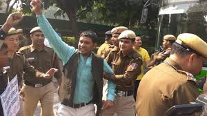 दिल्ली: राजनाथ सिंह के घर के बाहर AAP का प्रदर्शन - aap leaders protest  against delhi police at home minister rajnath singh - AajTak