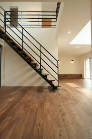 木が映える黒い家 加度商の写真集 広島県尾道市 注文住宅 工務店 黒い家 鉄骨階段 家