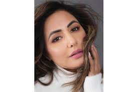 hina khan s minimal winter makeup look