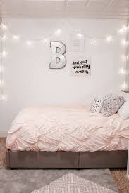 a simple way to decorate a teenage girl
