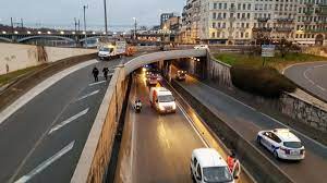 Rhône. Accident mortel à Lyon: la voiture s'envole, heurte un pont et  s'écrase 8 mètres plus bas