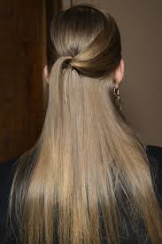 В 2021 году модные и красивые прически на длинные волосы по фото для праздника или на каждый день можно сделать своими руками. Pricheski Na Dlinnye Volosy 2021
