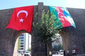 25 kasım çarşamba günü kargoya verilir. Sur Lara Turkiye Azerbaycan Bayragi Asildi Son Dakika Haberler