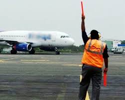 Dalam postingan kali ini kami akan memberikan informasi tentang pengertian juru parkir, tugas dan tanggung jawab juru parkir berdasarkan ketentuan yang berlaku di indonesia. Mengenal Profesi Marshaller Atau Juru Parkir Pesawat Terbang